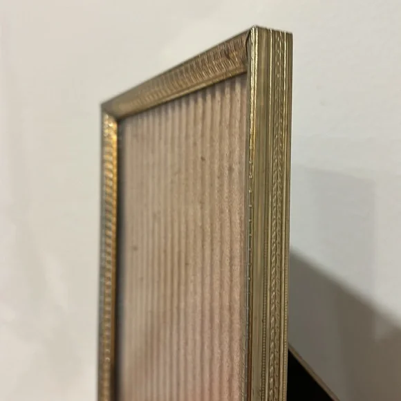 Two 5x7 inch vintage gold frames - Picture 6 of 9